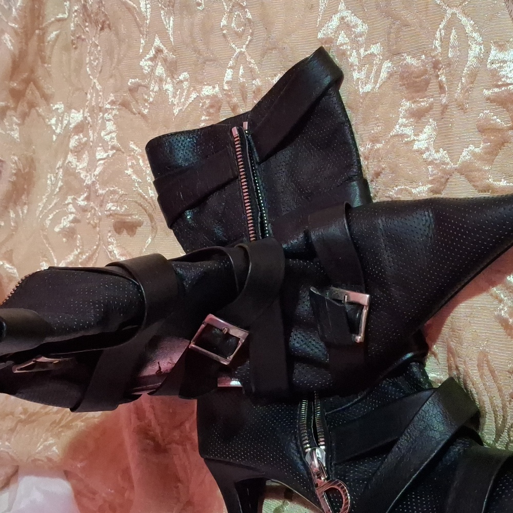 Dibrebra Boot. Heels